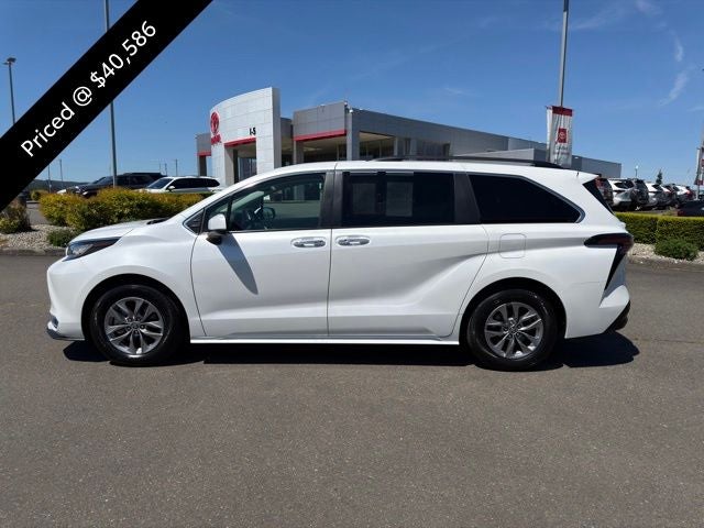 2023 Toyota Sienna XLE 8 Passenger